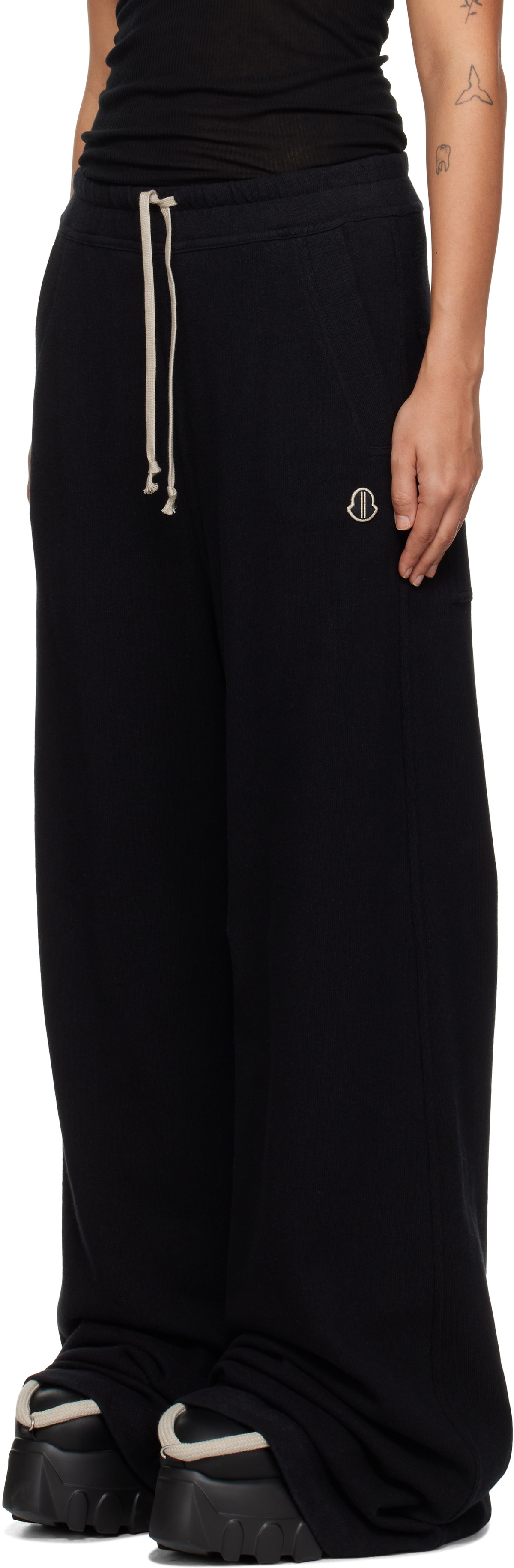 パンツ MONCLER + RICK OWENS WOMENS BELAS COTTON SWEATPANTS Rick Owens X Moncler Belas Wide-leg Cotton Sweatpants Taupe