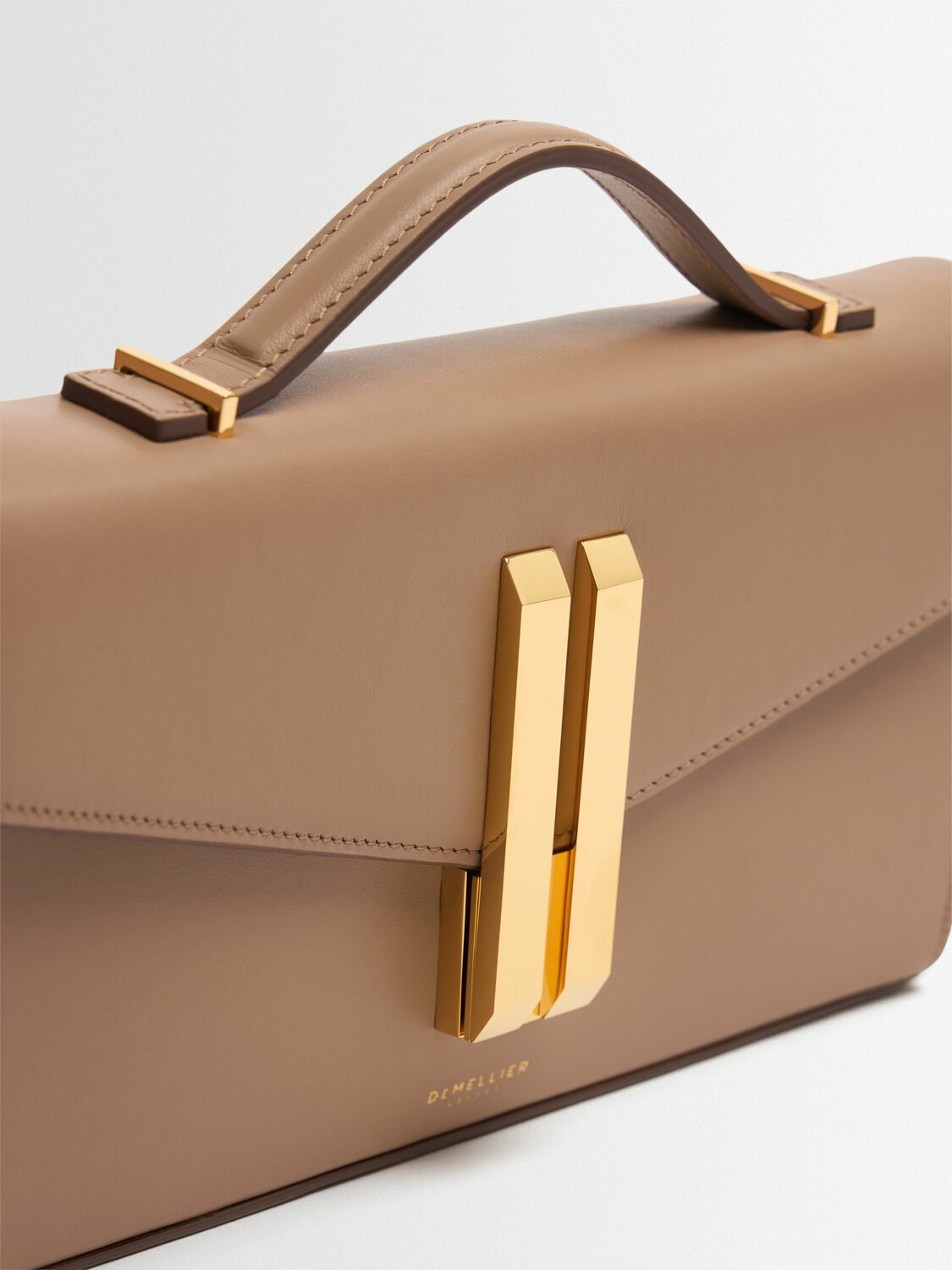 デメリエー VANCOUVER CLUTCH BAG ショルダーバッグ ベージュ Vancouver leather clutch in beige - De Mellier | Mytheresa