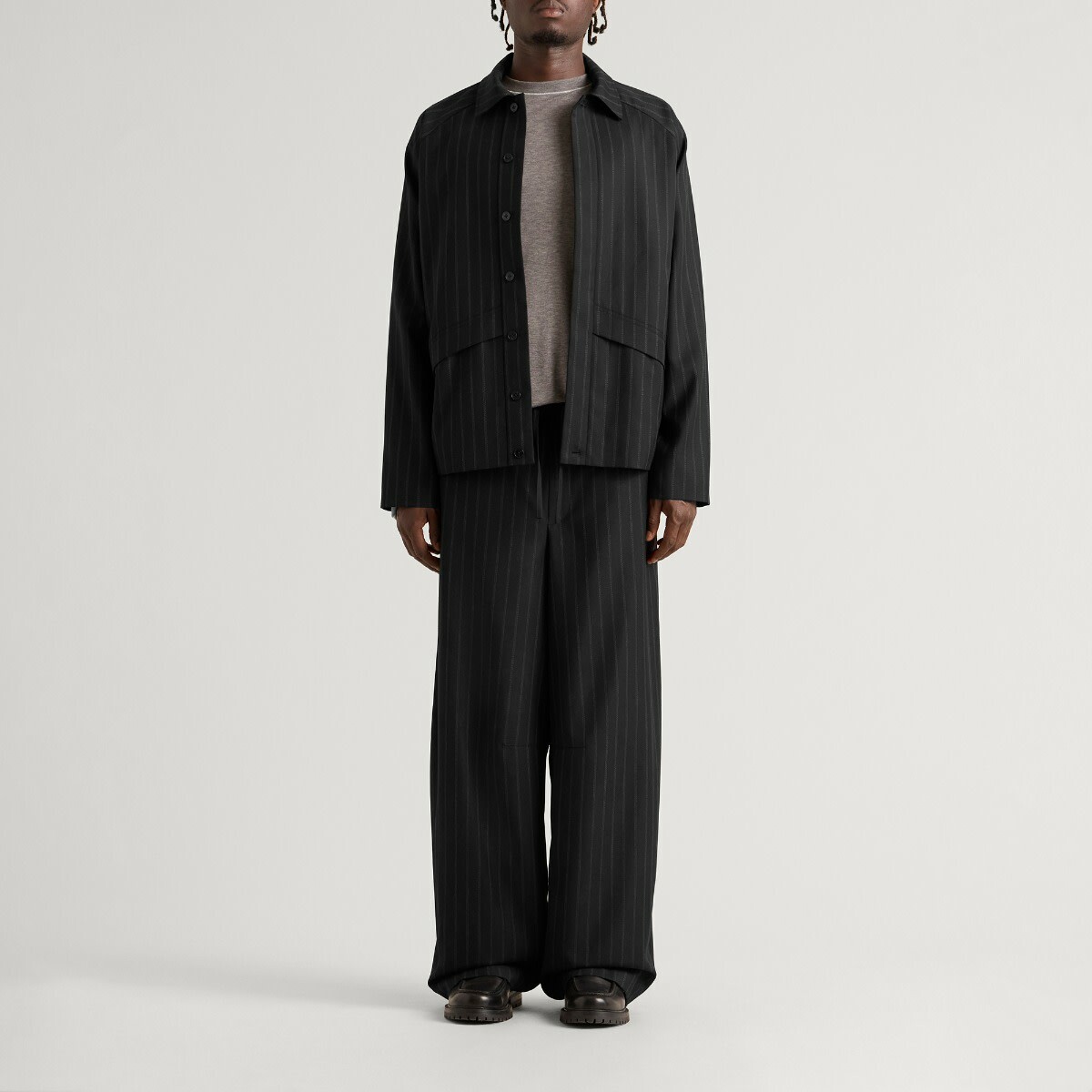 END. x Samsøe Samsøe Men's Saeryx Wide Elasticated Trousers in Black Pinstripe