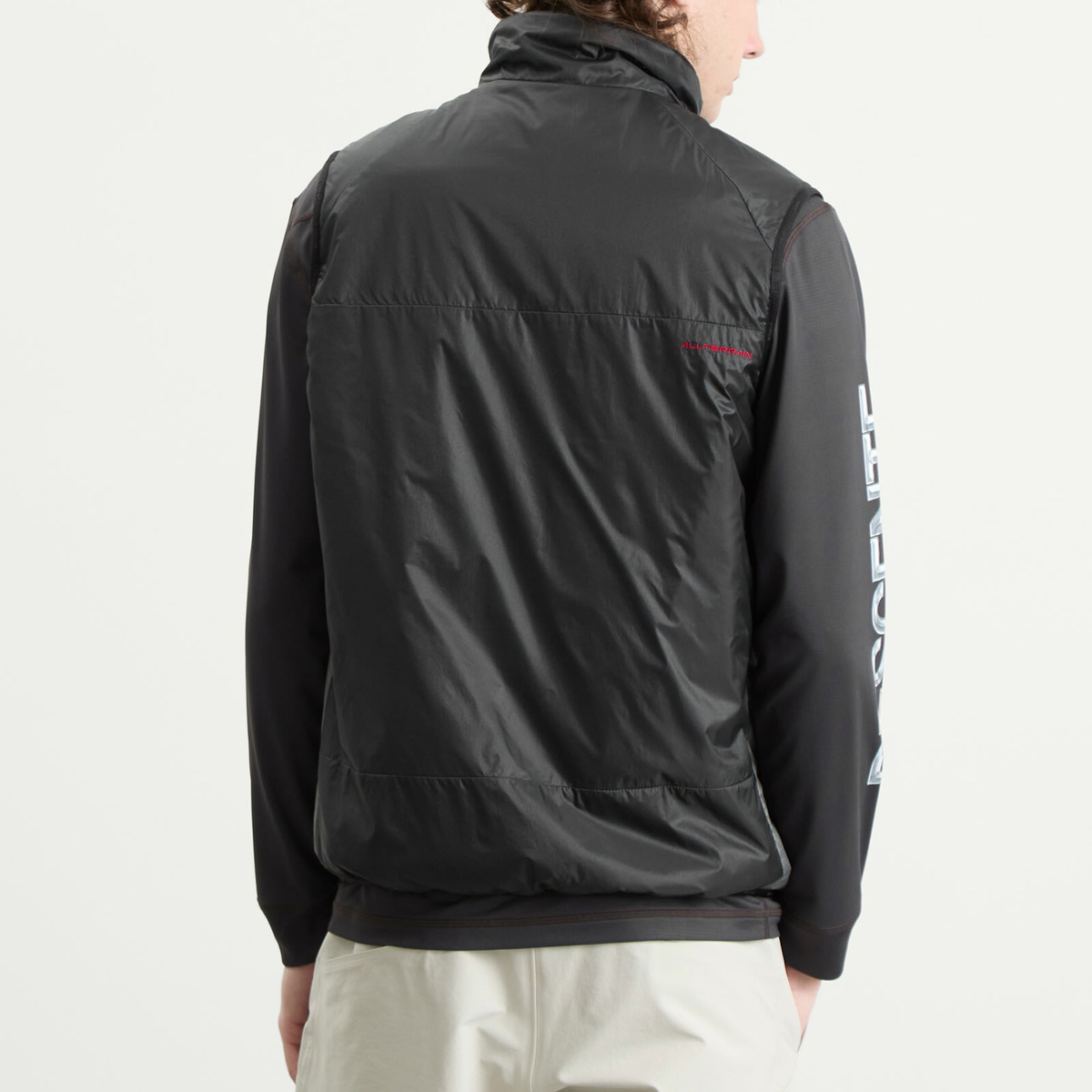 Descente Men's Allterrain x JJJJound Reversible Vest in Black/Charcoal