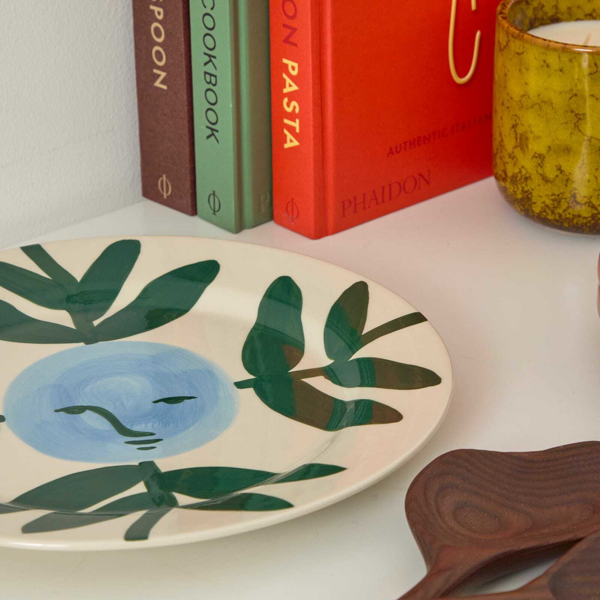 HAY x Emma Kohlmann La Pittura Plate in Moon Face Vine 