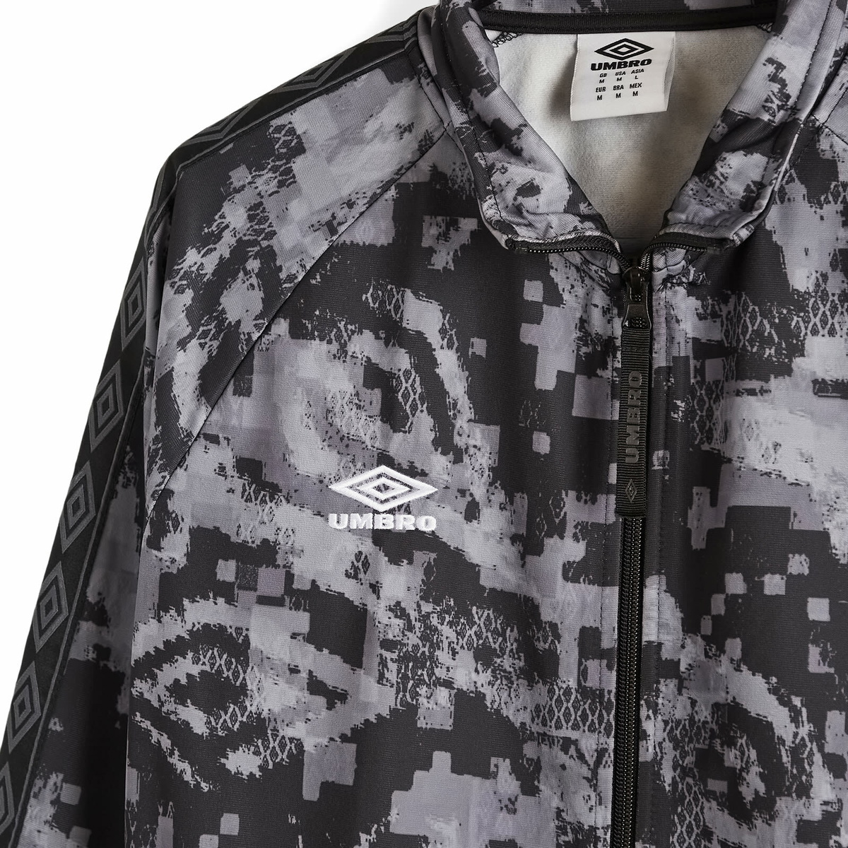 ★Umbro Taped Digi Long Sleeve Jersey 関税込★ Umbro Taped Digi Track Top in Black Camo Umbro