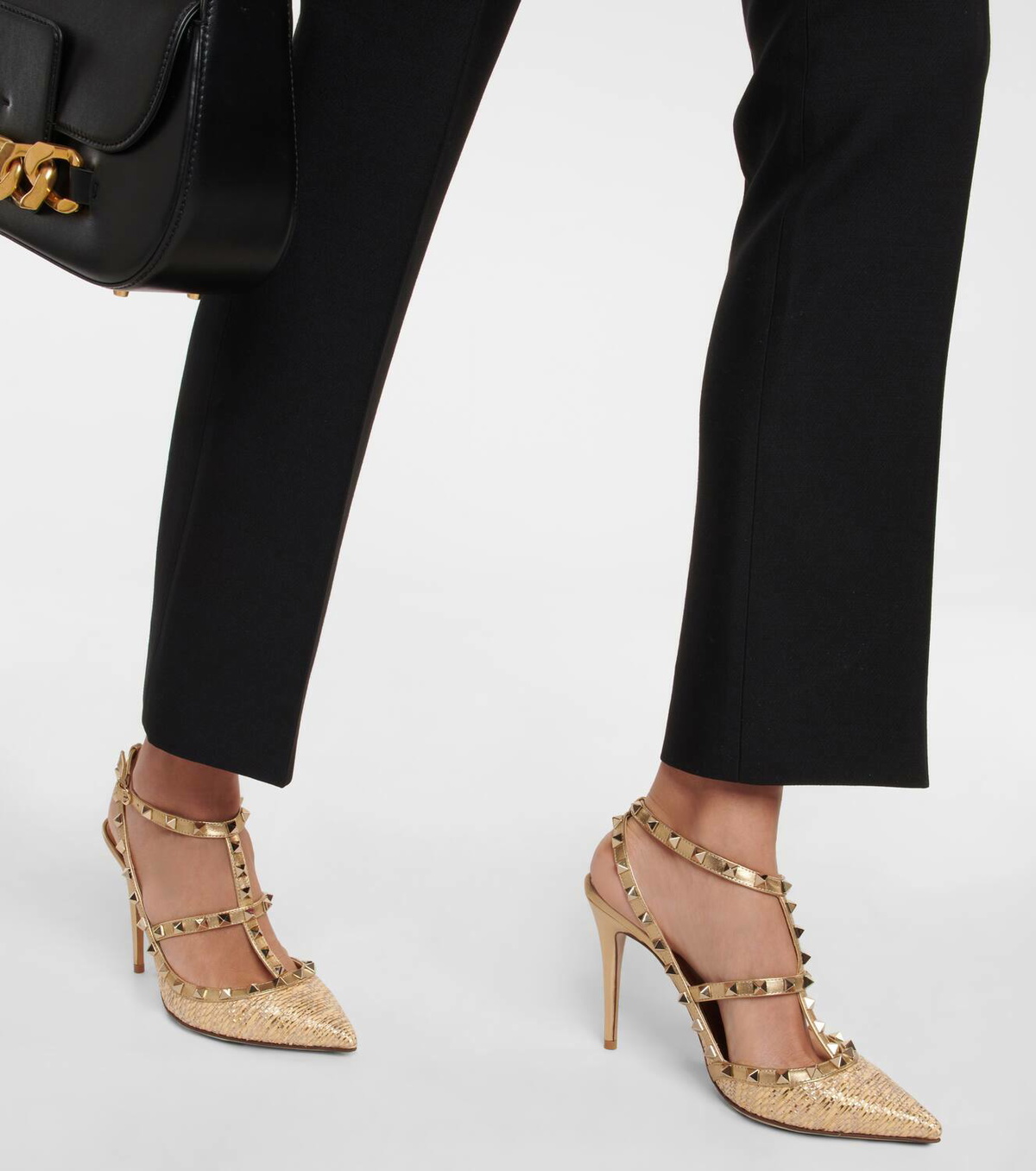 【関税&送料込】Valentino Garavani Two-Tone Raffia Rockstud Valentino Garavani Rockstud Raffia T-Strap Slide Sandals