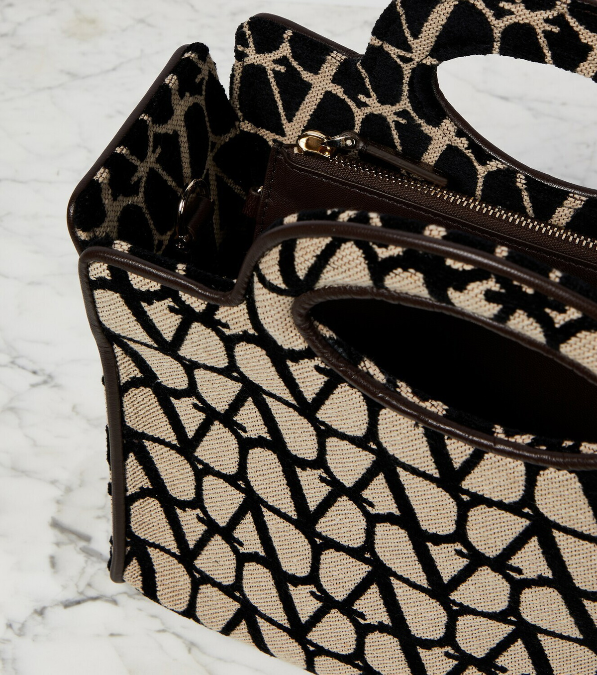 【関税&送料込】Valentino Garavani Collant Pattern Mohai Valentino Garavani AllKnots woven leather shopper Valentino