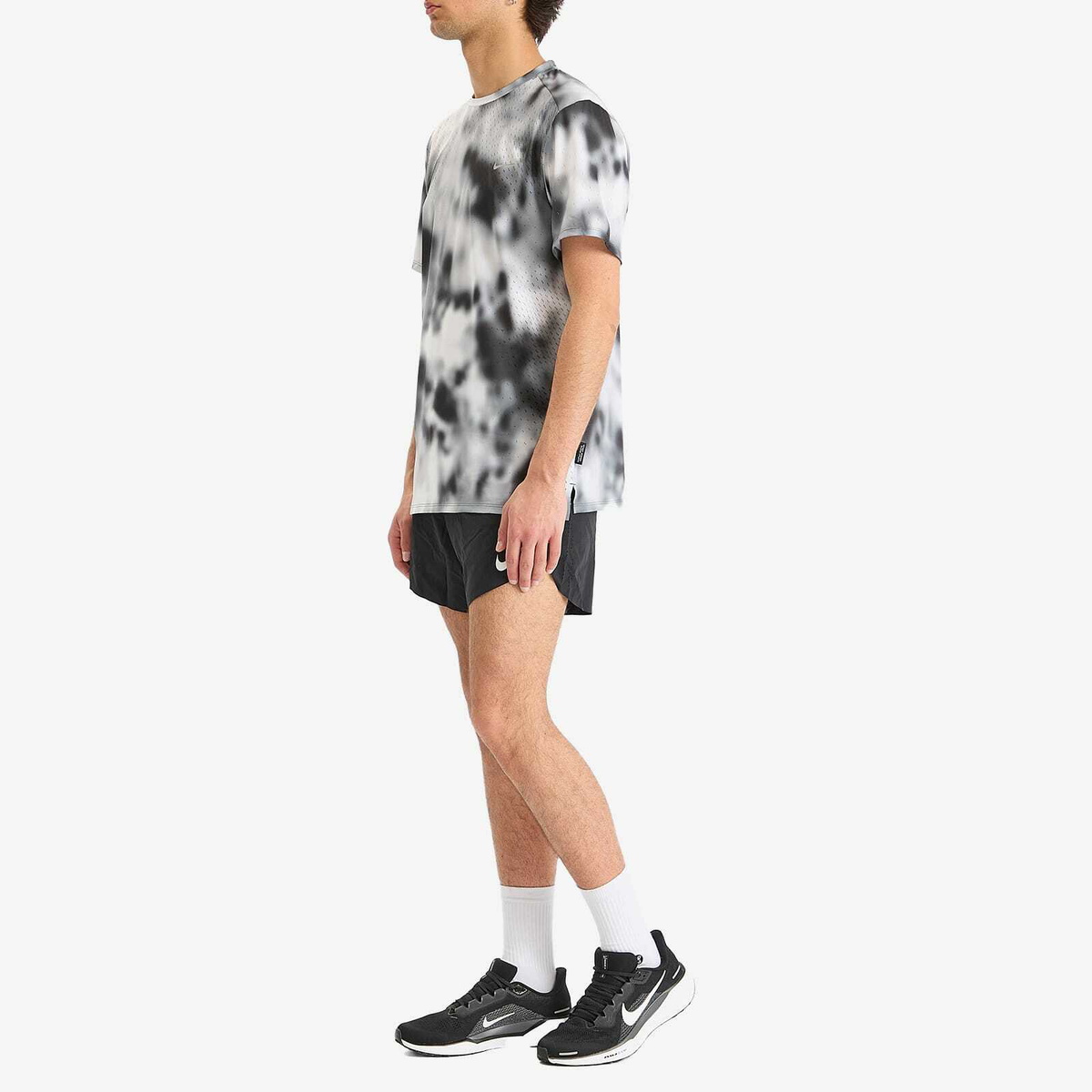Nike Running Breathe T-Shirt in Black/Silver Nike Running