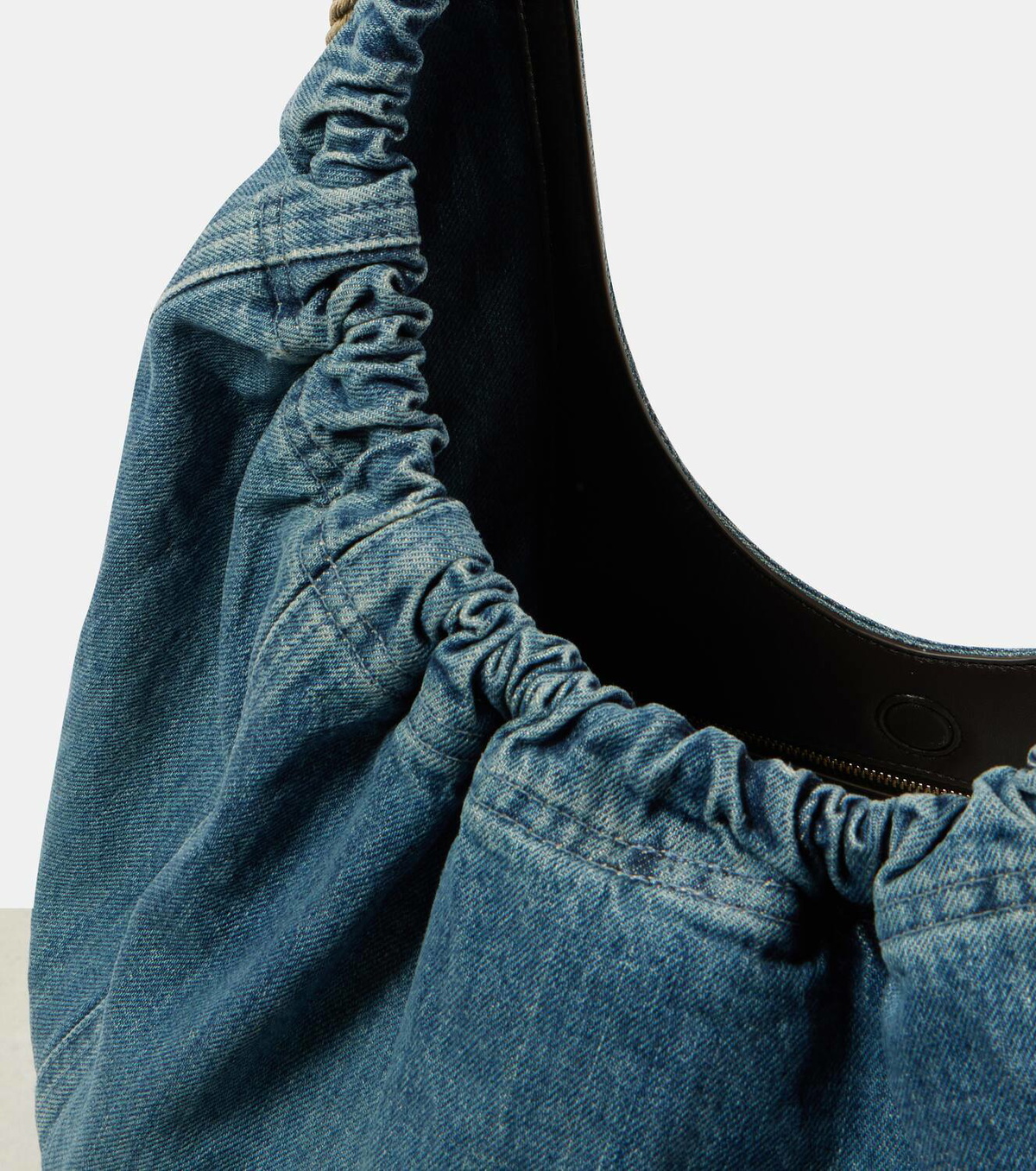 LOEWEデニムショルダーバッグ Loewe Squeeze Medium denim shoulder bag Loewe