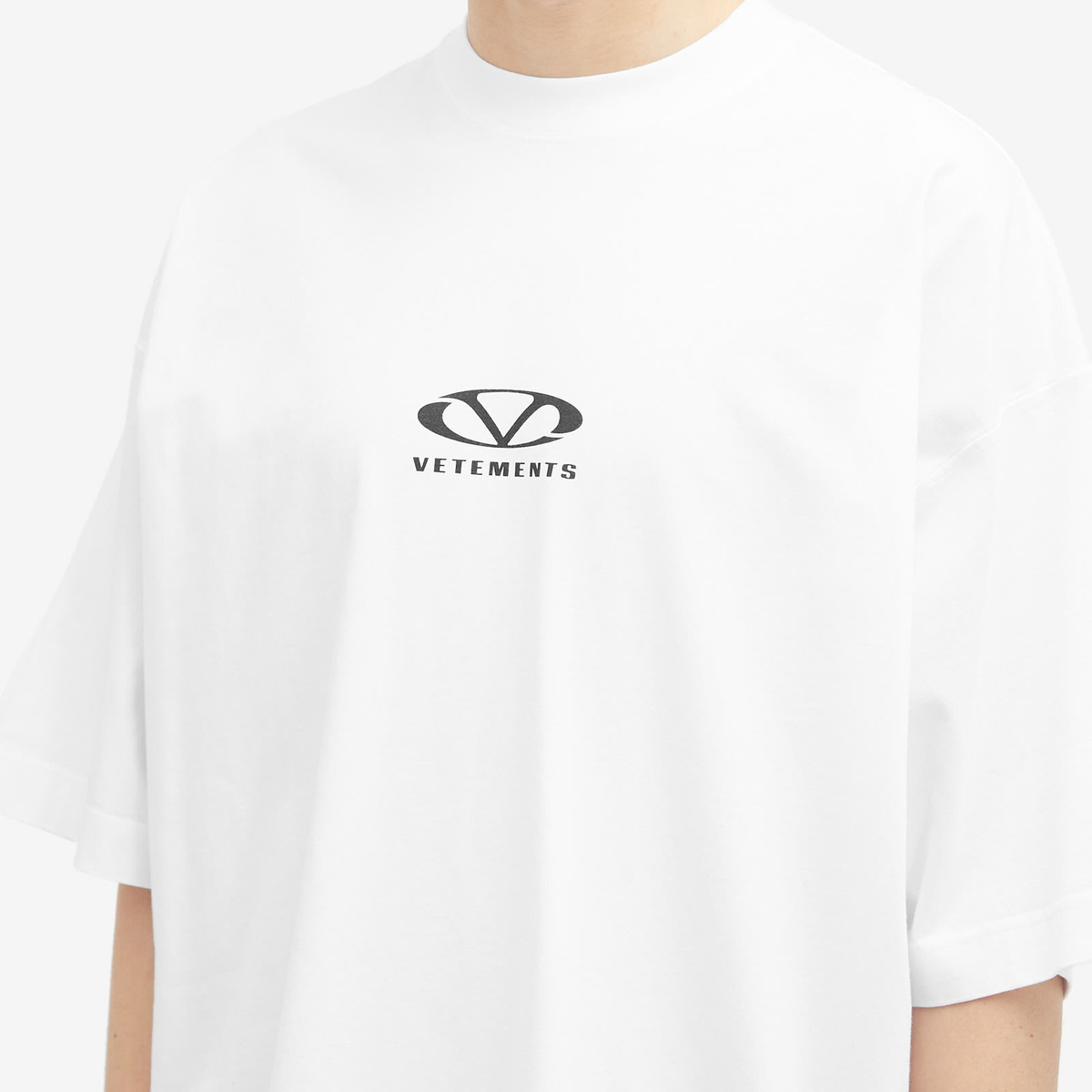 VETEMENTS Men's Oval Logo Oversized T-Shirt in White Vetements