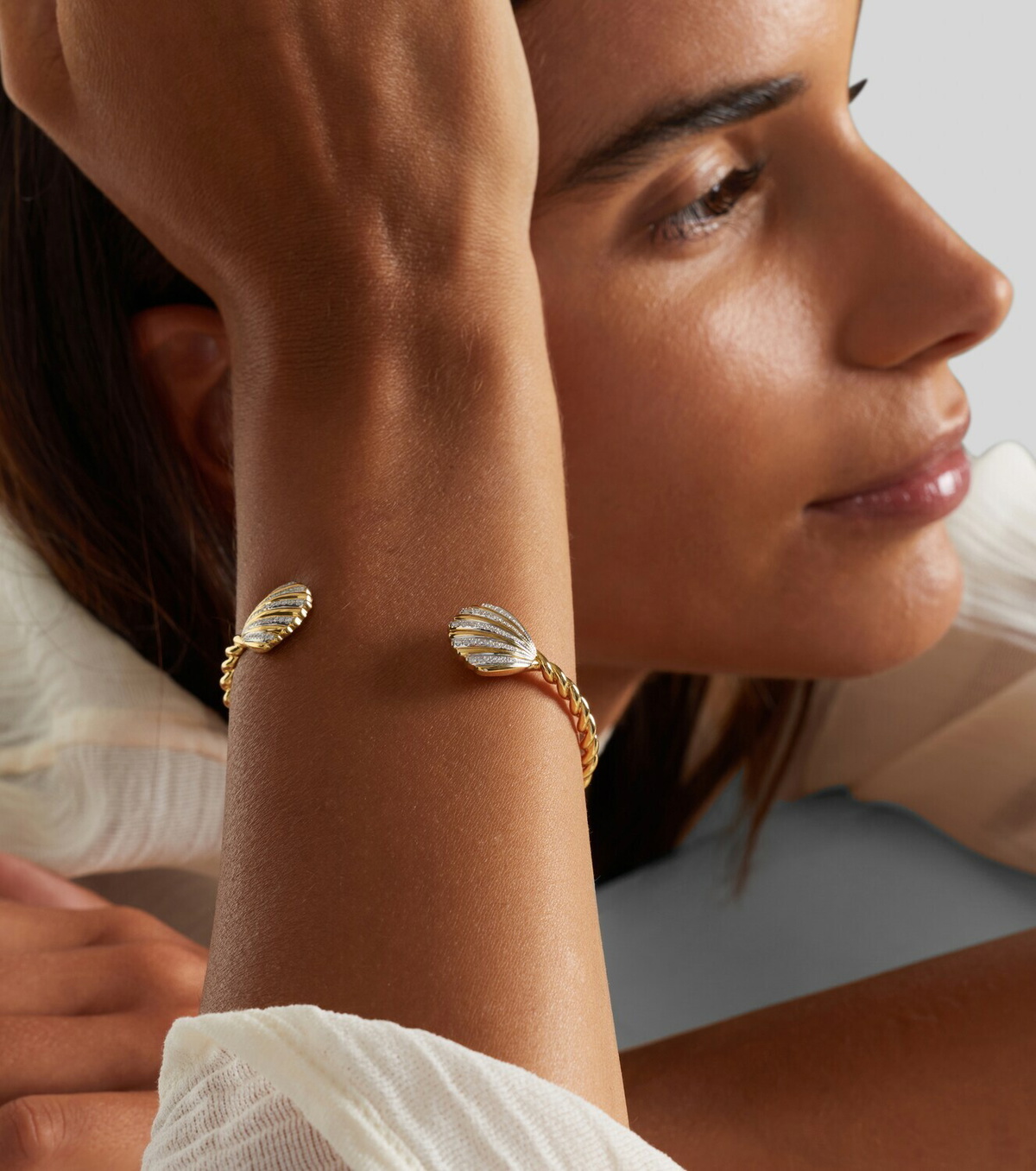 Yvonne Léon Jonc Coquillage 18kt gold bracelet with diamonds