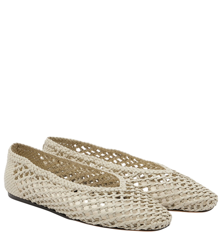 Photo: Le Monde Béryl Regency woven leather ballet flats