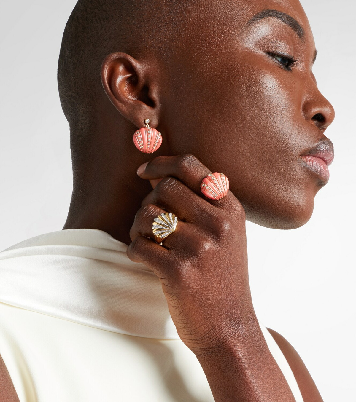 Yvonne Léon Chevalière Coquillage 18kt gold ring with diamonds
