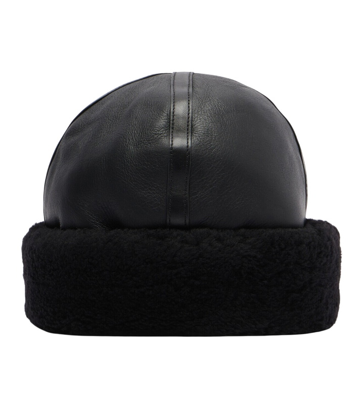 Photo: Toteme Shearling-trimmed leather hat