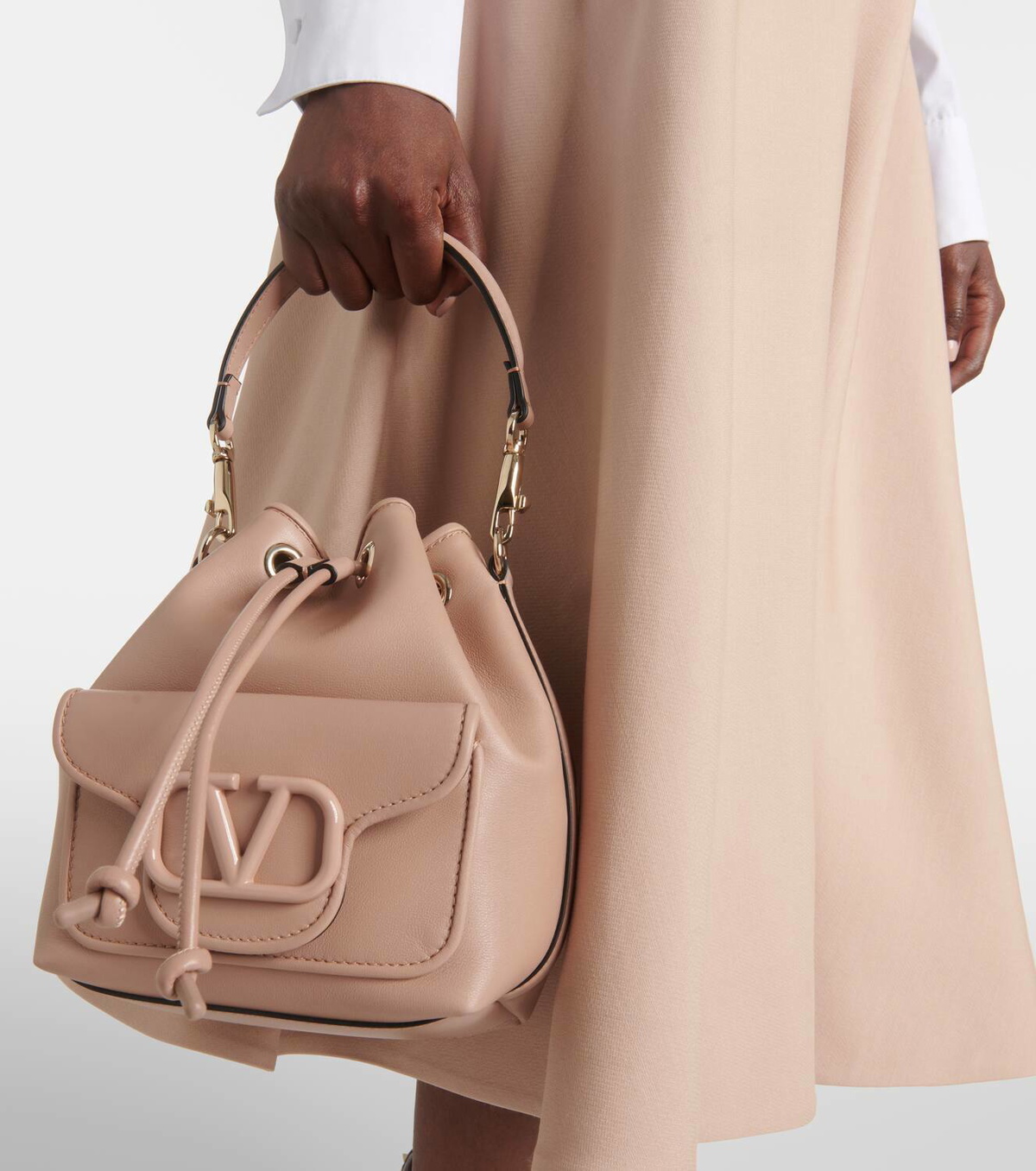 ハンドバッグ VALENTINO GARAVANI Caramel Leather Bucket Bag Rockstud Grainy Calfskin Bucket Bag for Woman in Saddle