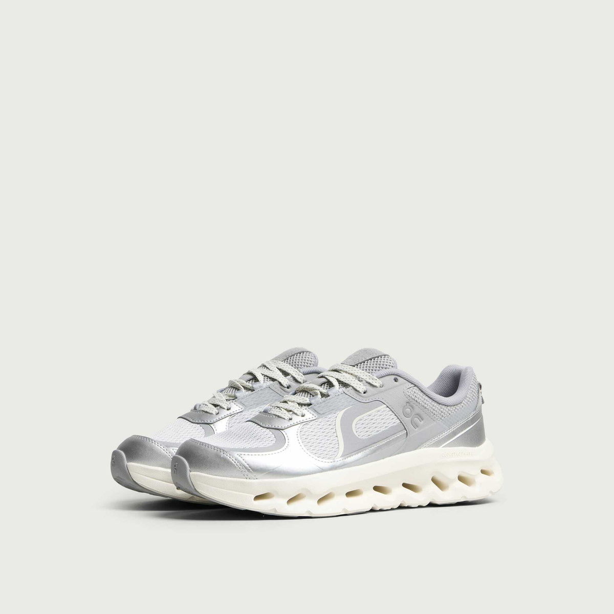 ON Men's Cloudtilt Arc Sneaker in Alloy/Ivory
