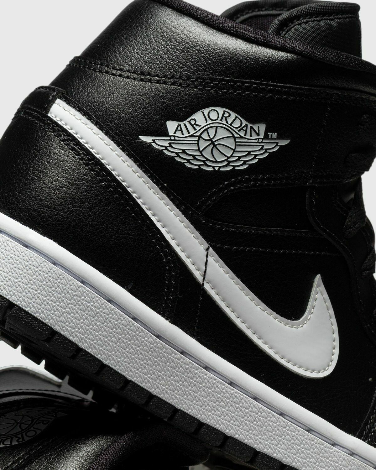Jordan Air Jordan 1 Mid Black Womens High-& Midtop