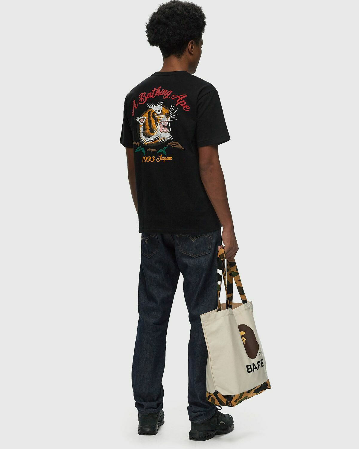 【A BATHING APE】2色展開 EMBROIDERY STYLE SOUVENIR LOGO TEE A Bathing Ape Embroidery Style Souvenir Logo Tee Black
