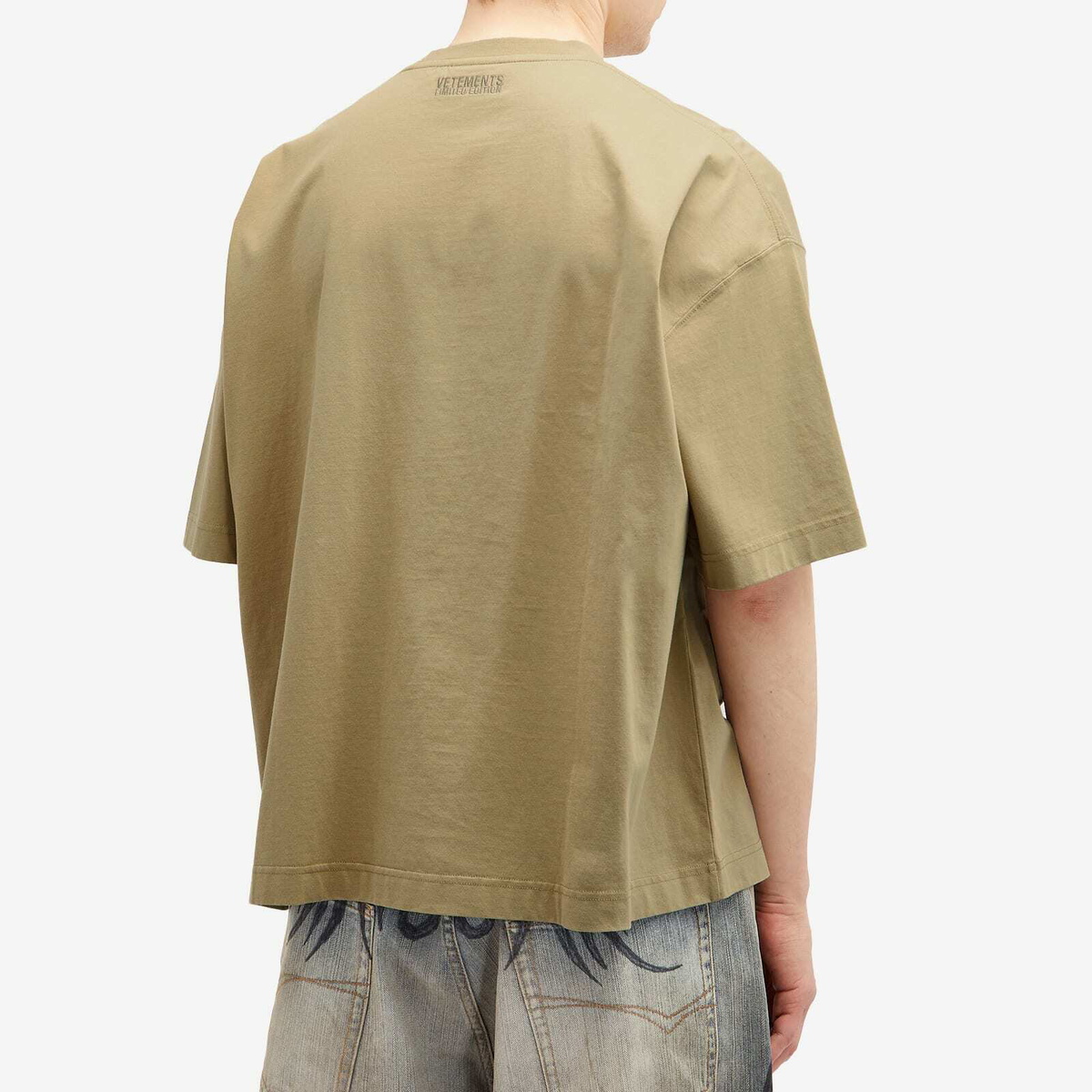 Tシャツ・カットソー VETEMENTS SS25 'Oval Logo' T-shirt (UA66TR600T TAUPE) VETEMENTS Men's Oval Logo Cropped Boxy T-Shirt in Taupe