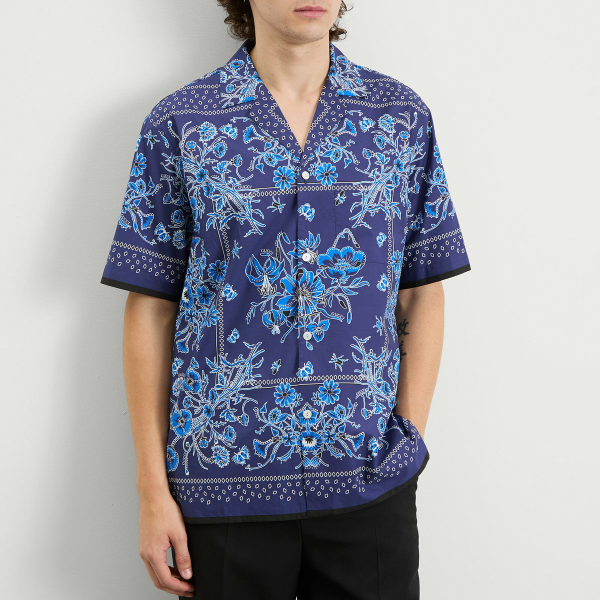 GUCCI ネイビー バンダナ柄 シャツ スリム Gucci Men's Flower Bandana Print Shirt in Blue Gucci