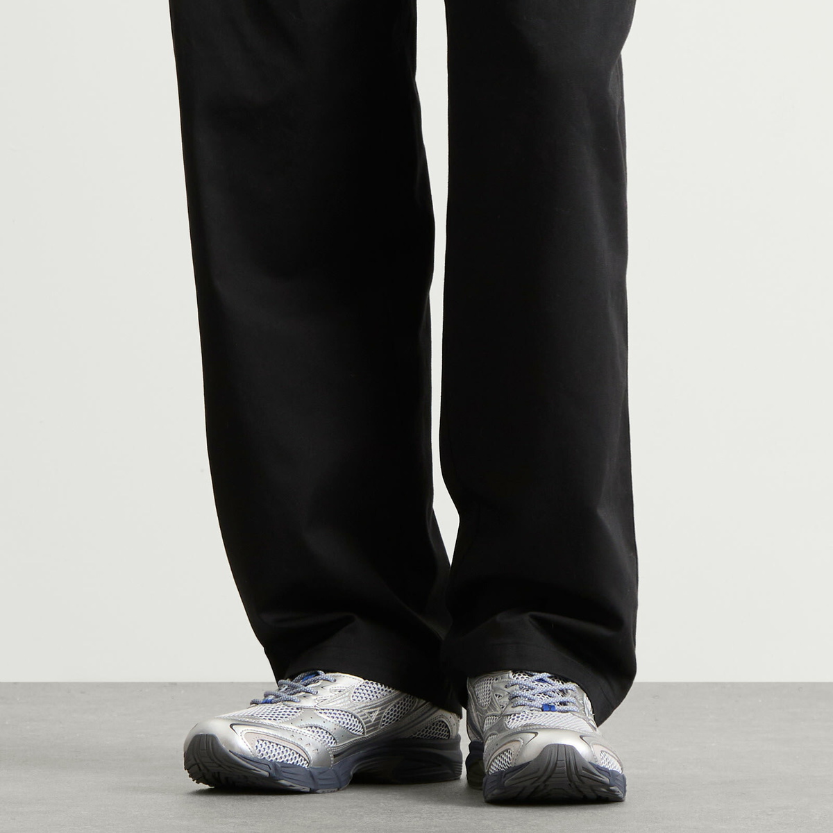 Mizuno MXR "Space Lights" Sneaker in Silver/Nimbus Cloud