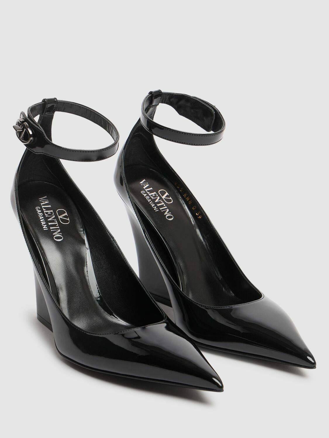 VALENTINO GARAVANI ◆ Vlogo Lockette Patent Leather Pumps VALENTINO GARAVANI Lockette patent-leather pumps | NET-A-PORTER