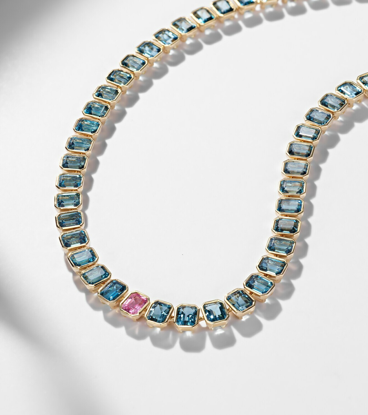 Bucherer Fine Jewellery 18kt gold (750/1000) necklace with sapphire and topaz