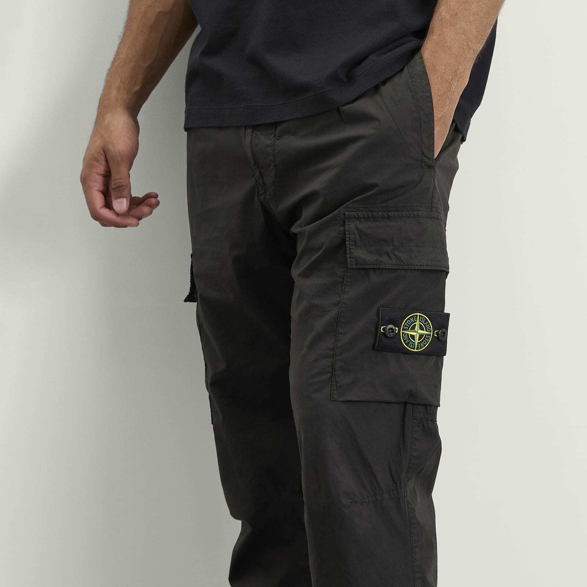 Stone Island Men's Paracadute Cargo Trousers in Black