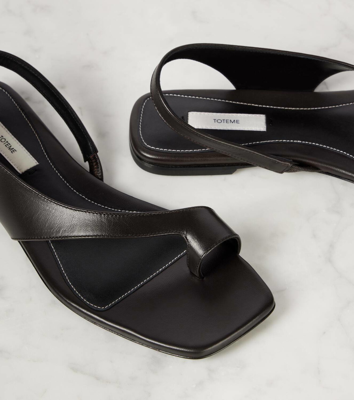 TOTEME Leather thong sandals スニーカー Leather thong sandals in black - Toteme | Mytheresa