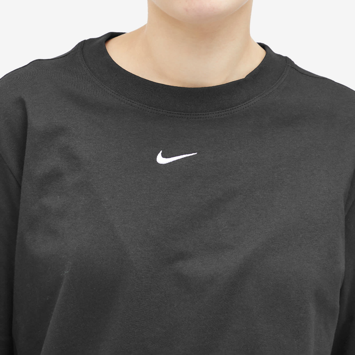 Nike Women's Essential T-Shirt in Black/White Nike