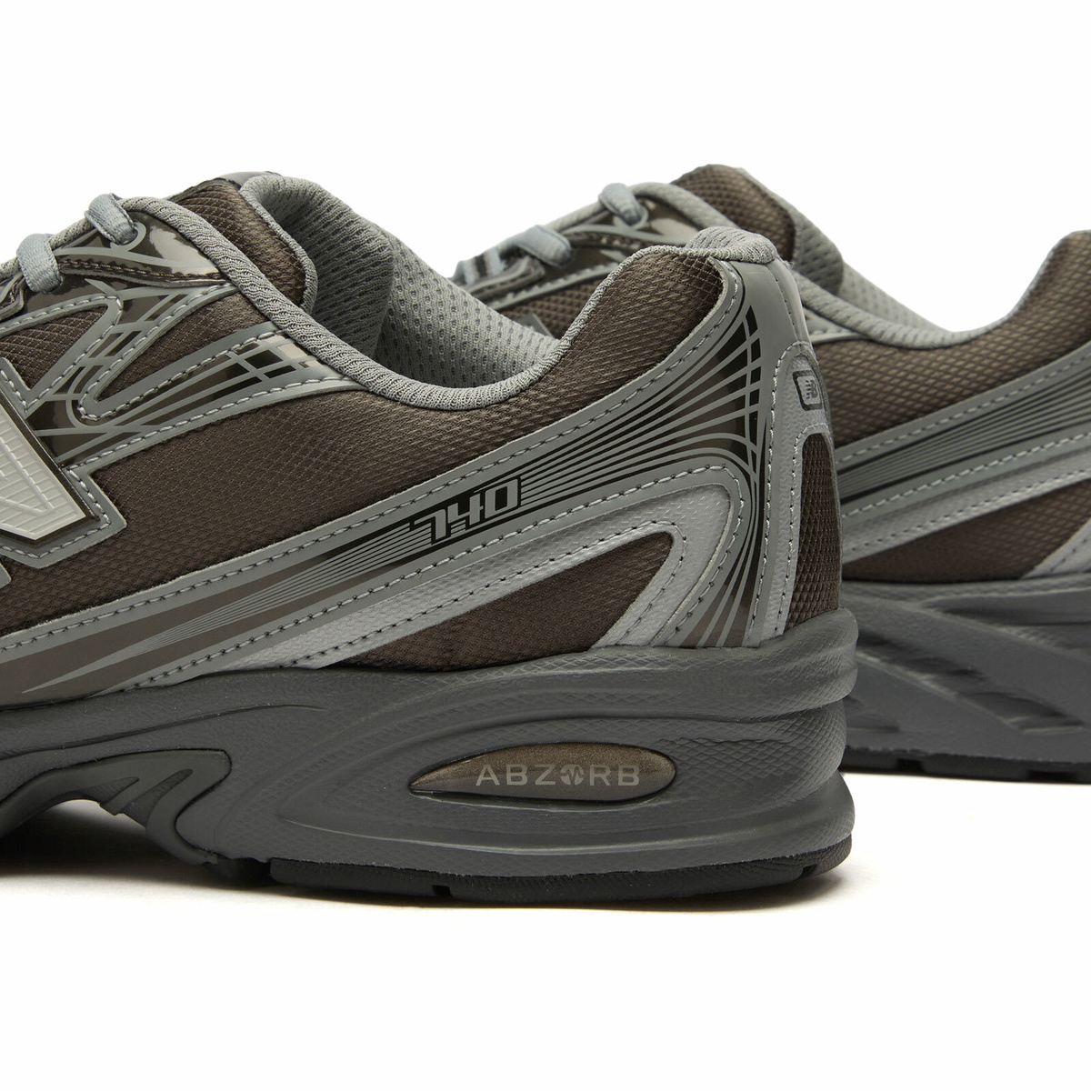 New Balance 740 Sneaker in Black Metallic/Castlerock Pfp