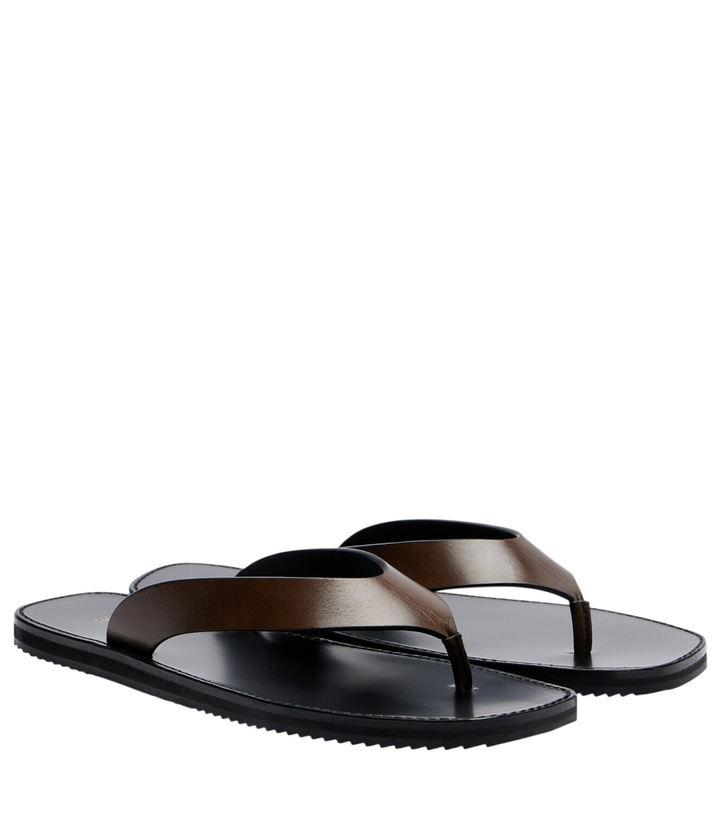 Photo: JUDE Vermelho leather thong sandals