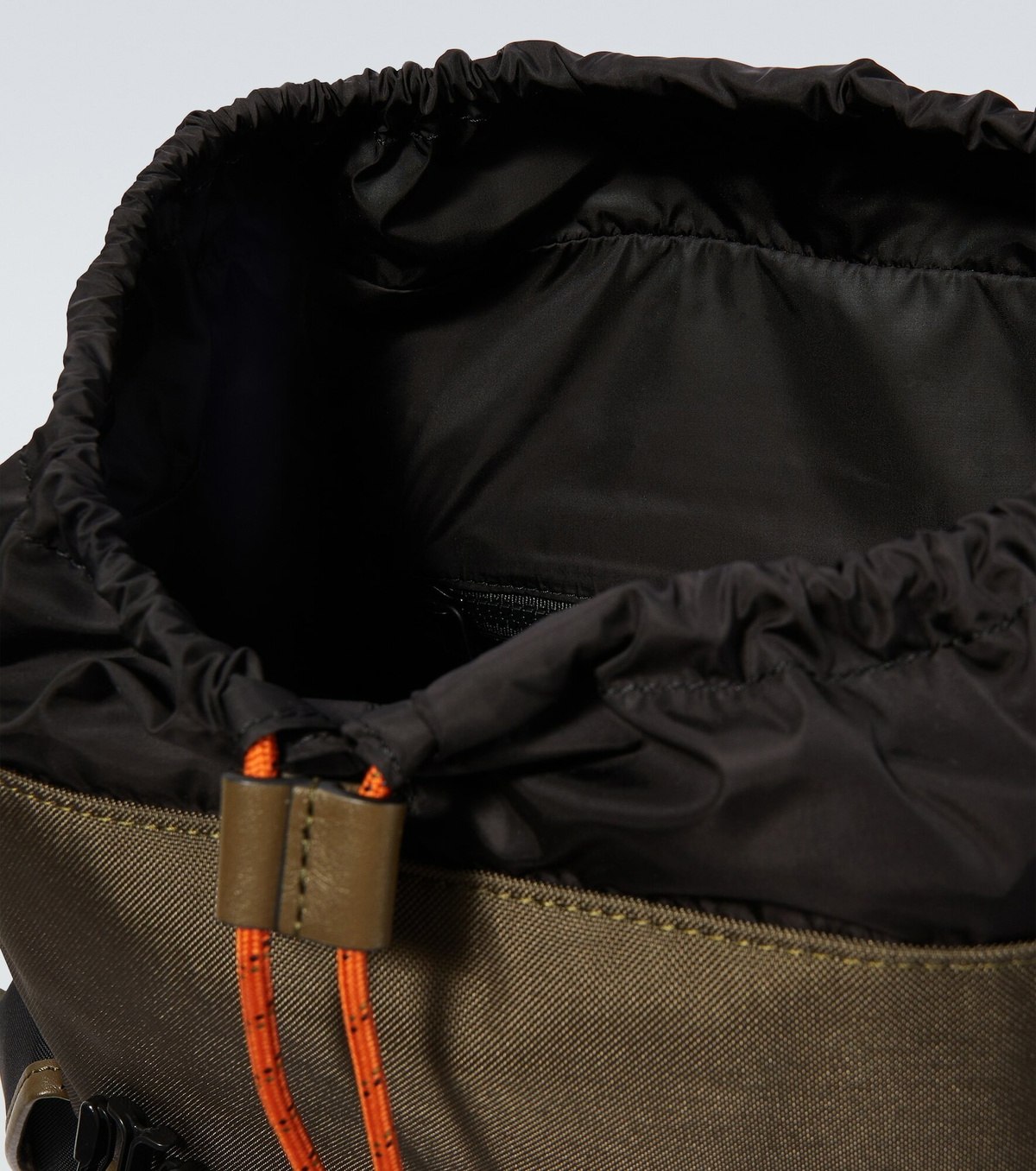 出品１８日まで‼️定価１１万‼️早い者勝ち‼️MONCLER YEHOR バッグ MONCLER】Yehor クロスボディーバッグ ショルダー ナイロン (MONCLER