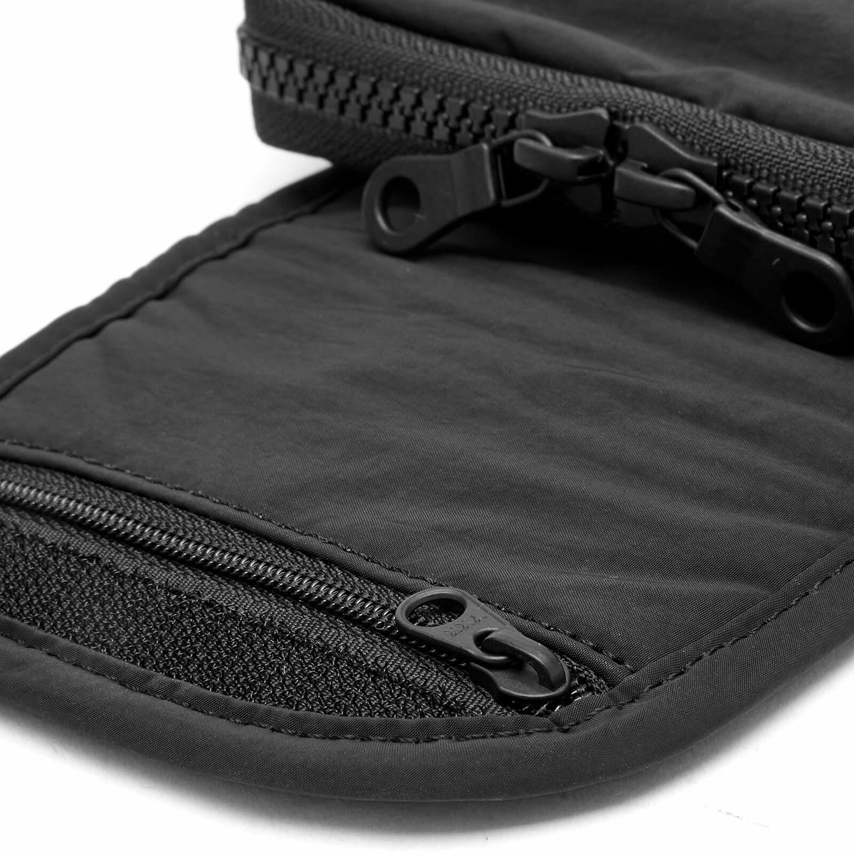 Mazi Untitled Clam Cross Body Bag in Black 