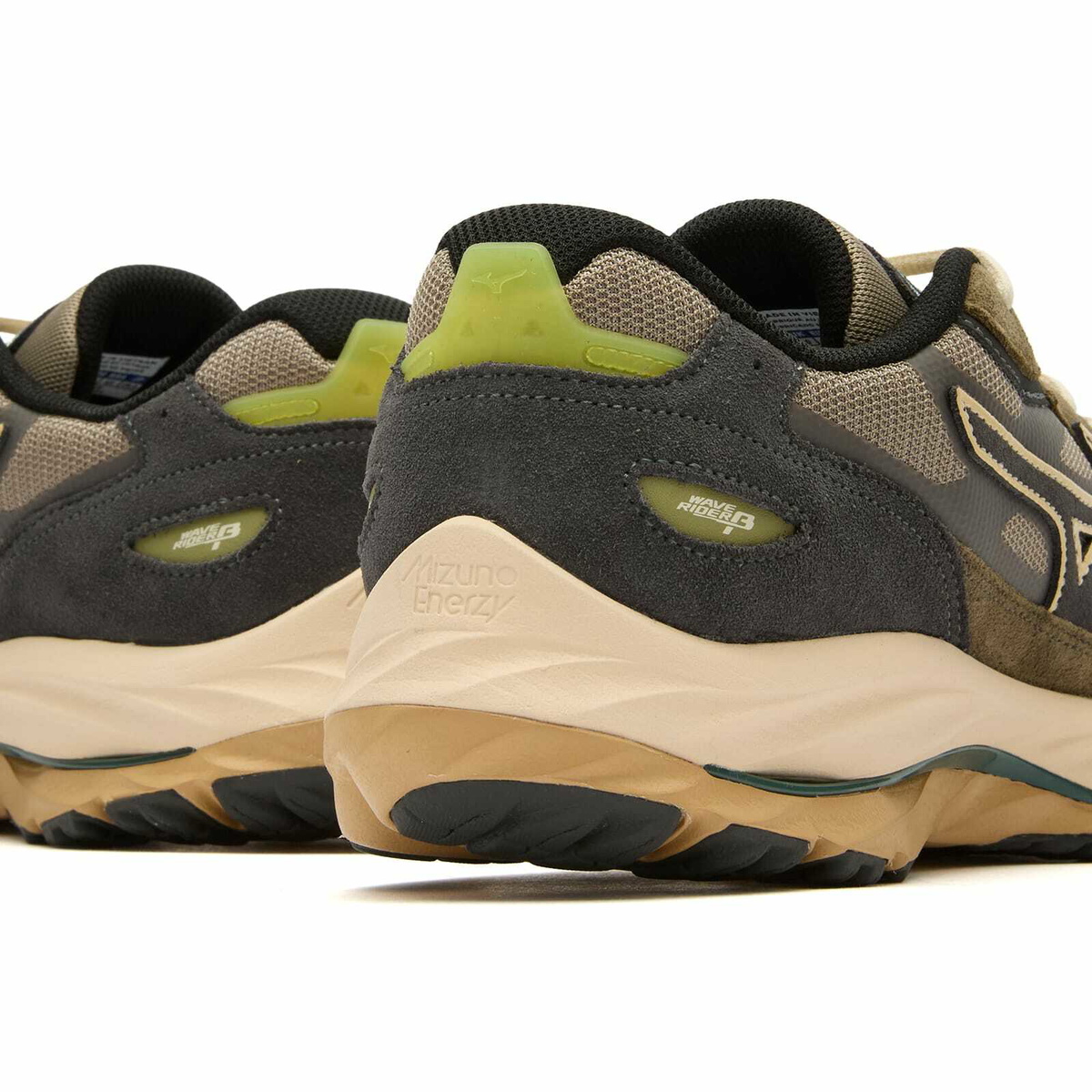 Mizuno WAVE RIDER β Sneaker in Vintage Khaki/Black Sand/Grape Leaf