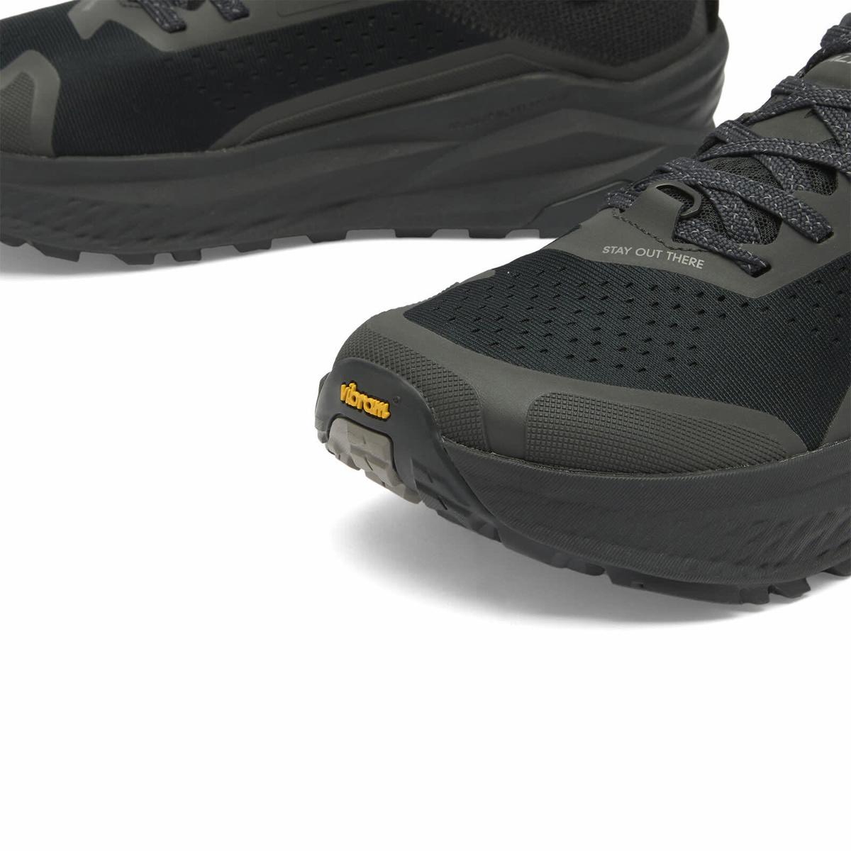 Altra Men's Olympus 6 Sneaker in Black/Black