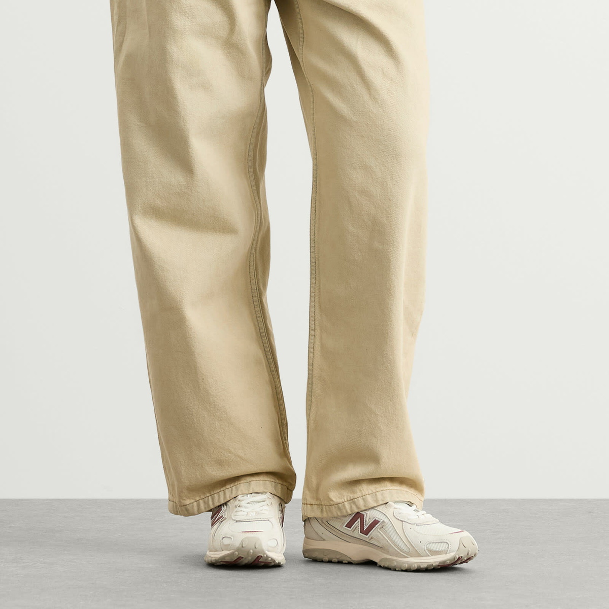 New Balance 204L Sneaker in Sea Salt/Red Rock