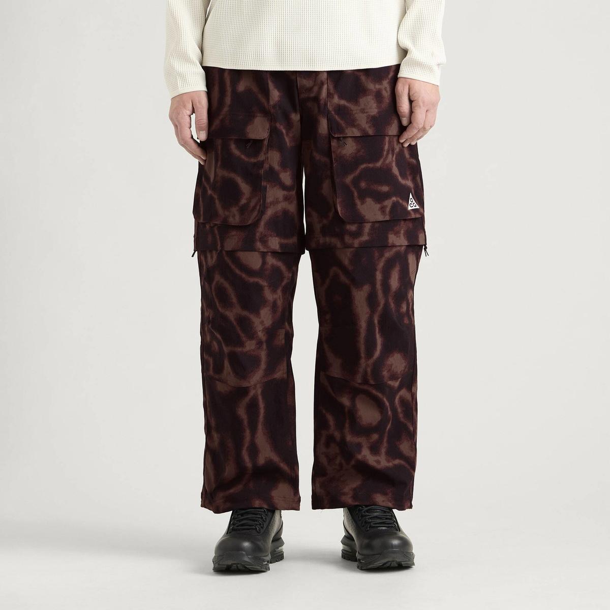 Nike Men's ACG Smith Summit Cargo Pant in Black/White