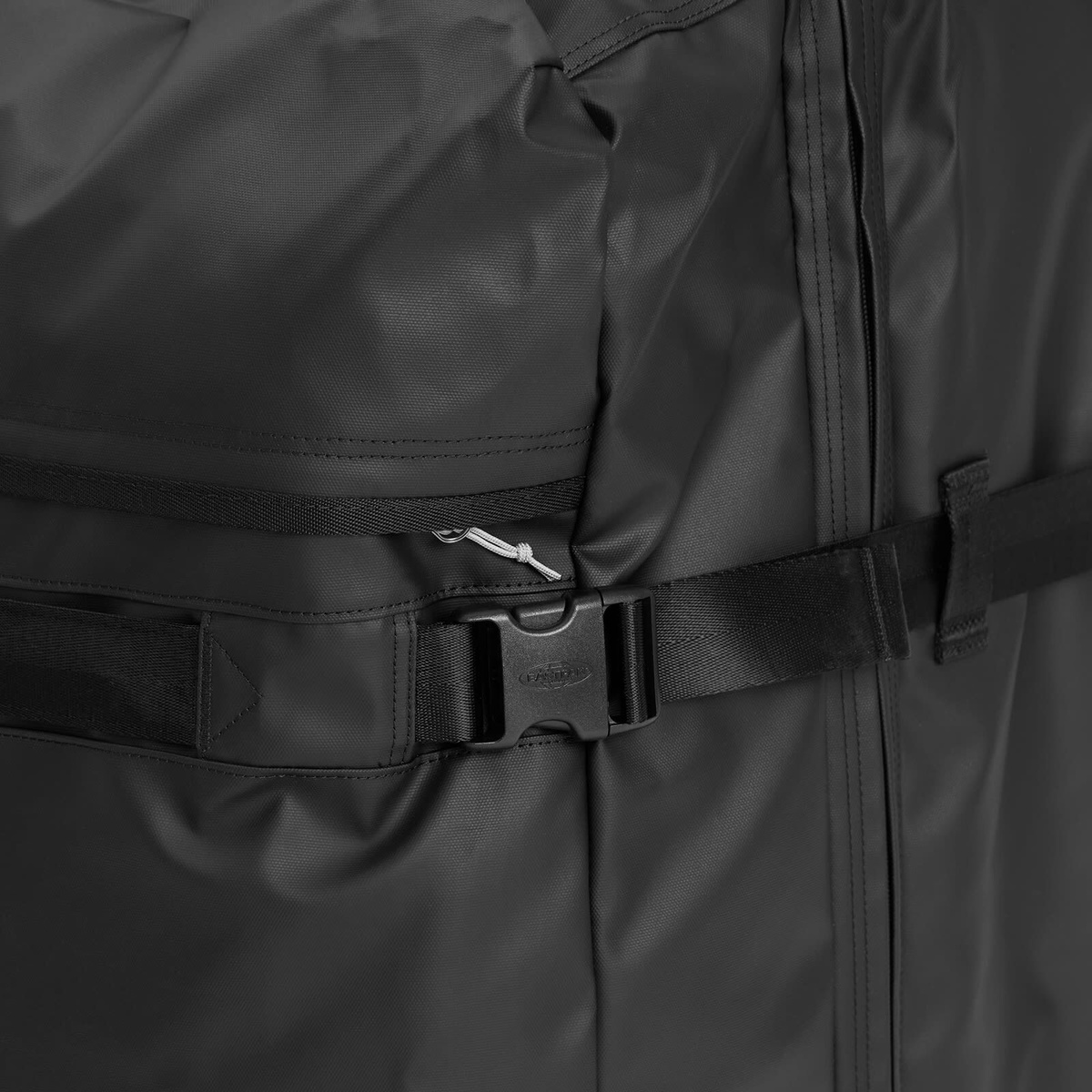 Eastpak Transit'r Large Travel Bag With Wheels in Tarp Black 