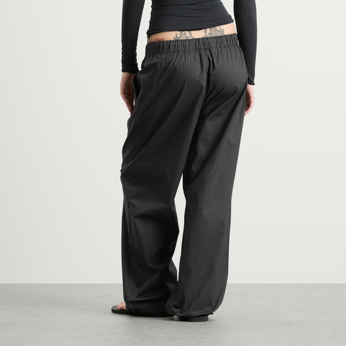 SKIMS Women's Sateen Oversized Cargo Pants in Onyx