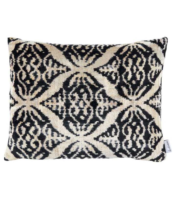 Photo: Les-Ottomans Velvet cushion
