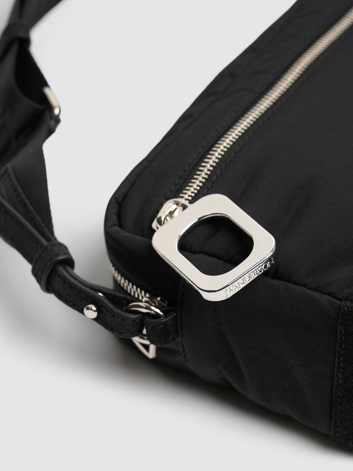 【送料&関税込】J.W. Anderson Jwa-puller Zipped Camera Bag JW ANDERSON Jwa Puller Camera Bag JW Anderson