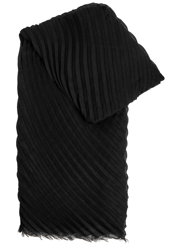 Photo: Issey Miyake Pleated Fine-knit Scarf - Black - One Size