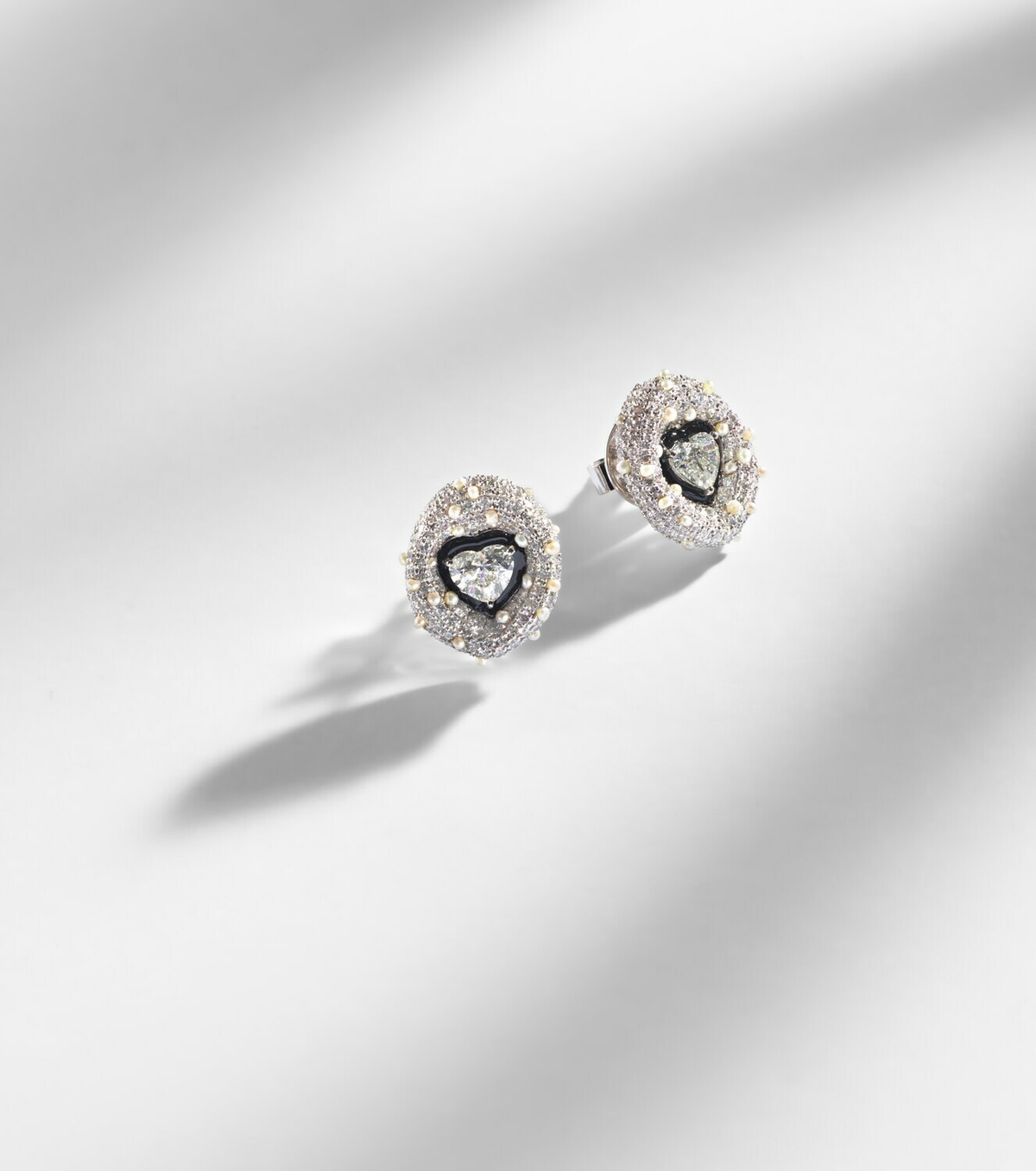 Kamyen 18kt white gold earrings with diamonds and enamel