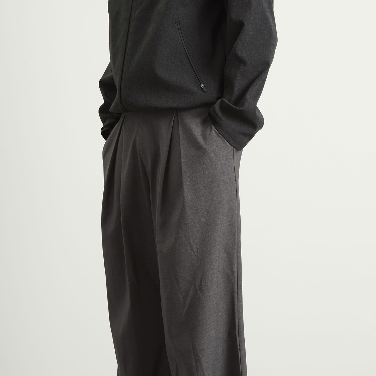 Anglan Men's Valley Tuck Trousers in Charcoal