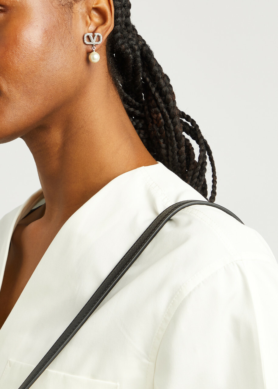 【VALENTINO GARAVANI】VLOGO クリスタル＆パールイヤリング Vlogo Signature Metal Earrings With Crystals And Pearls In