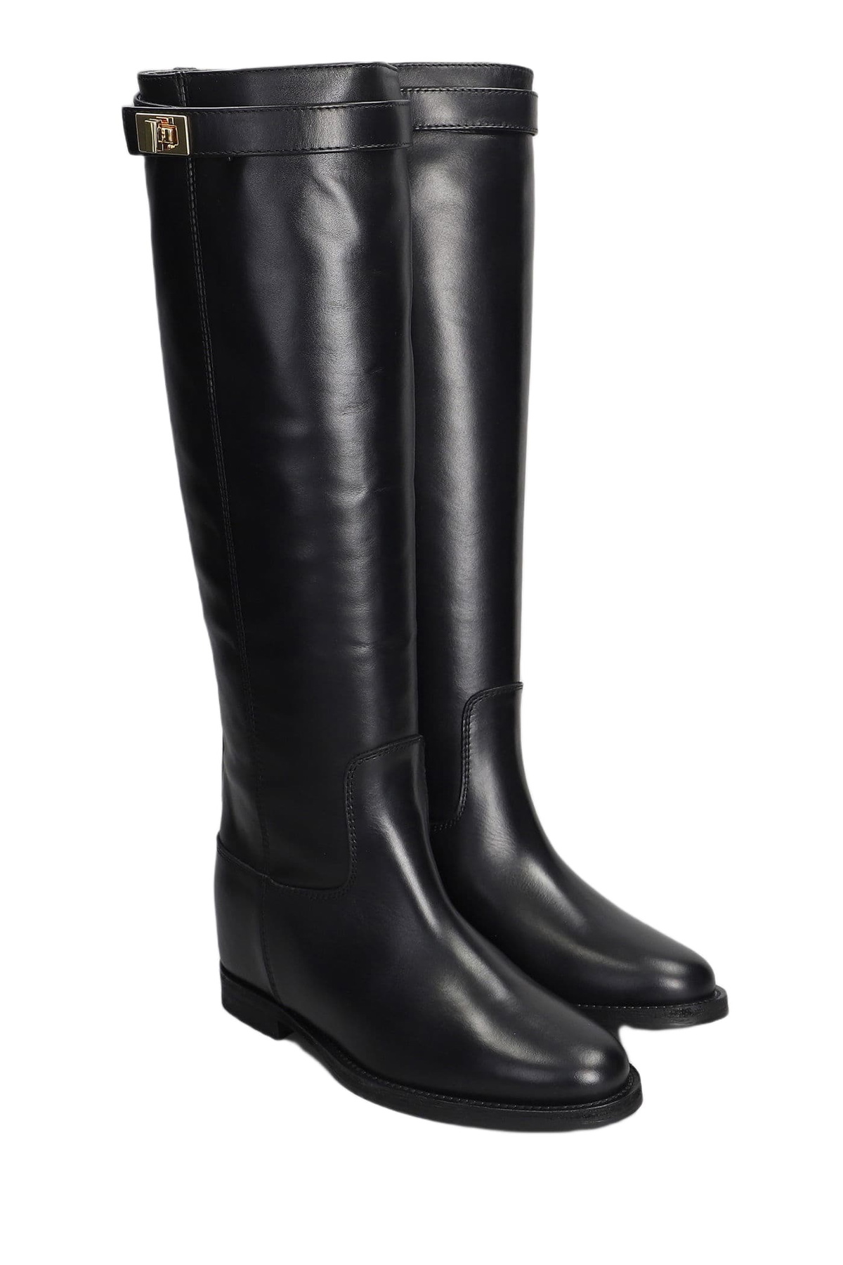 Via Roma 15 In Black Leather
