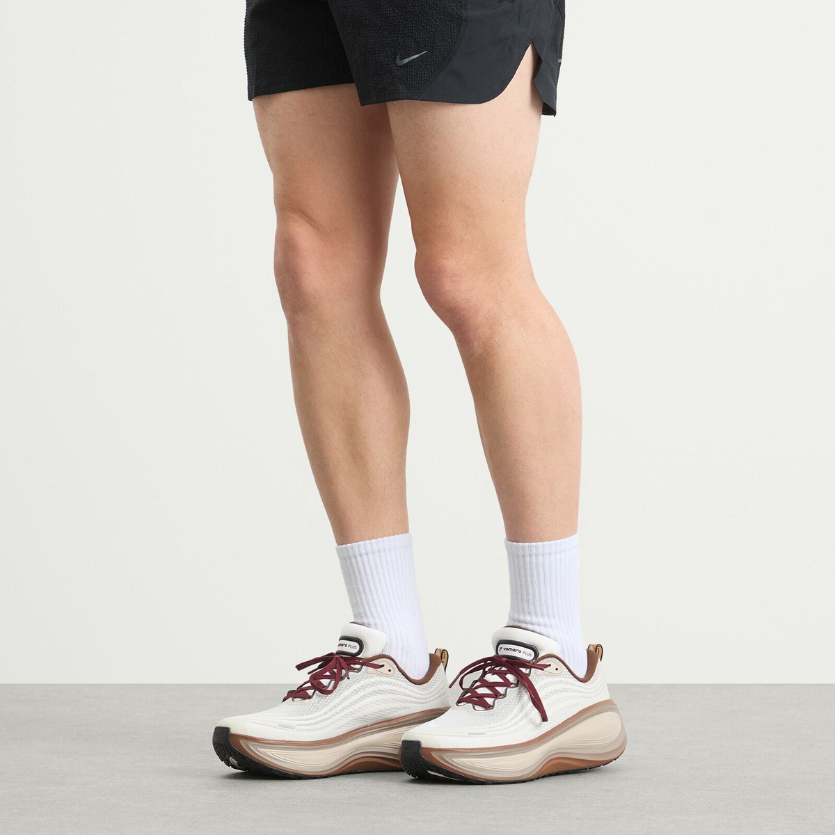 Nike Vomero Plus QS Sneaker in Off Noir/Pecan/Phantom/Natural Cacao