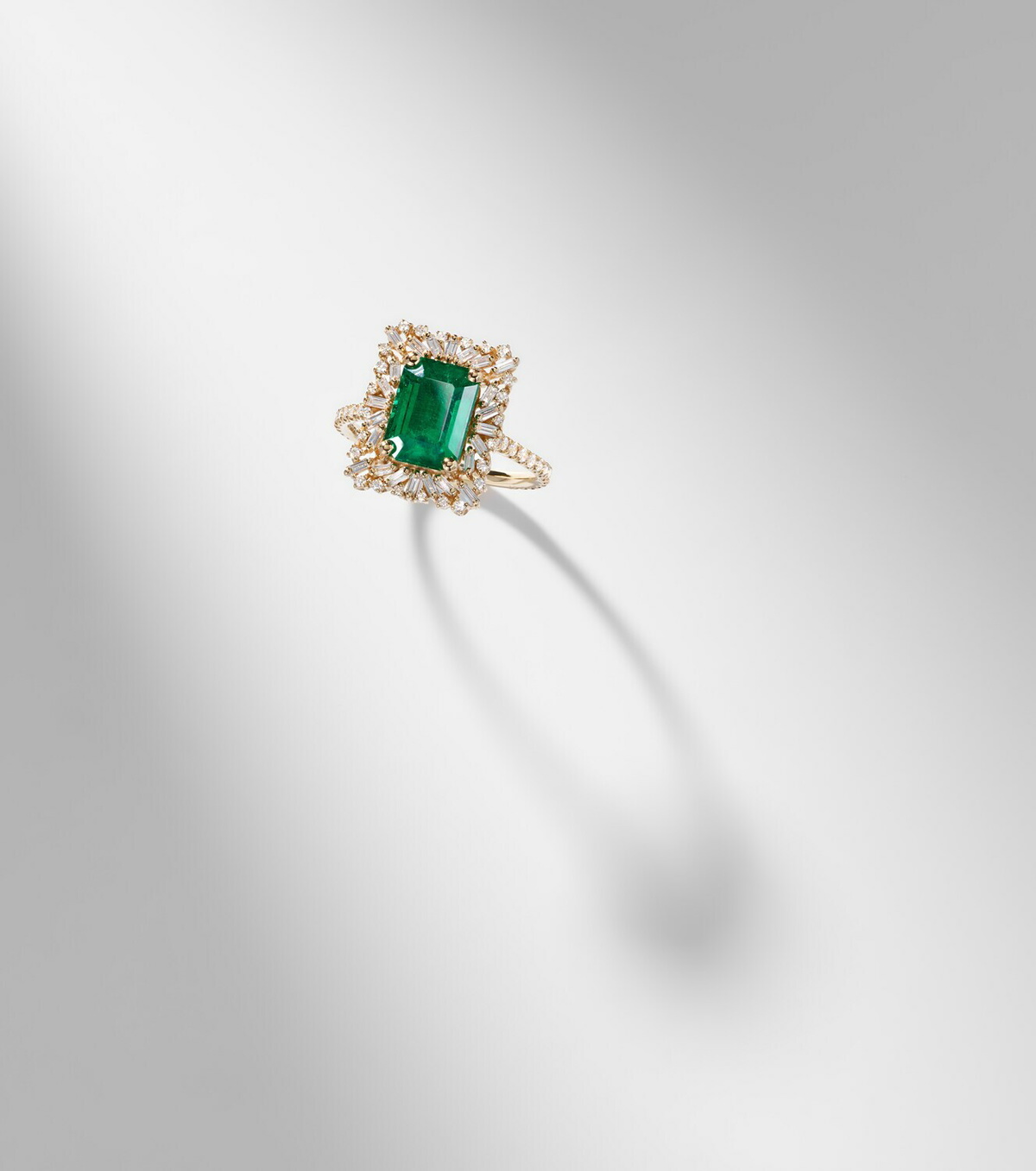 Suzanne Kalan 18kt gold (750/1000) ring with emerald and diamonds