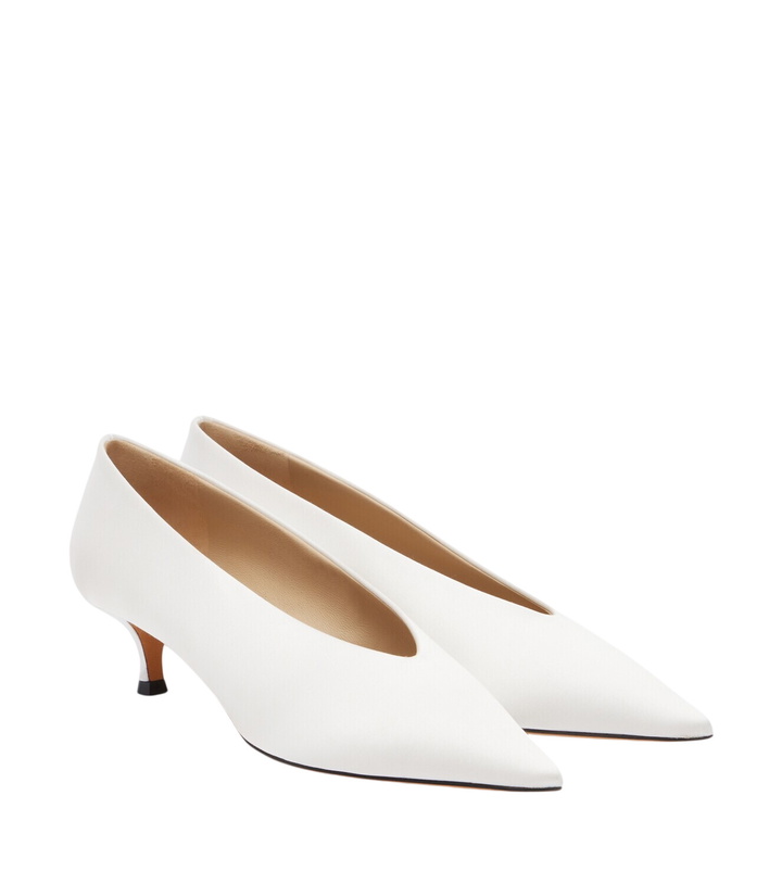 Photo: Le Monde Béryl Babouche satin pumps