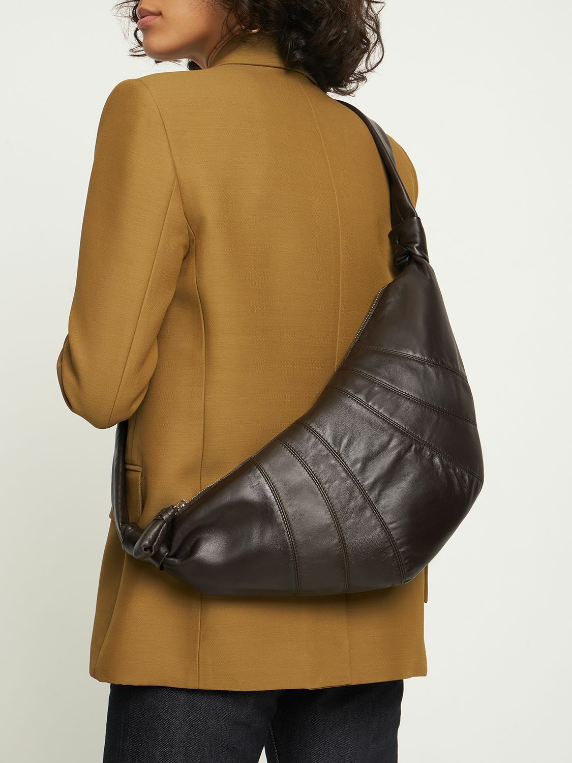 【LEMAIRE】Medium Soft Nappa Croissant Shoulder Bag Black LEMAIRE Medium Croissant Soft Nappa Shoulder Bag Lemaire