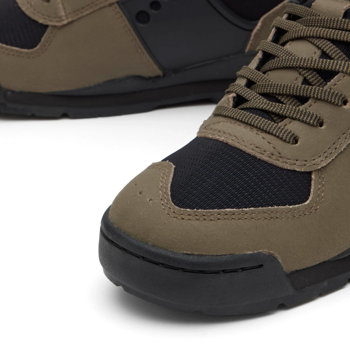 Nike Bltro Qs Sneaker in Khaki/Black/Red