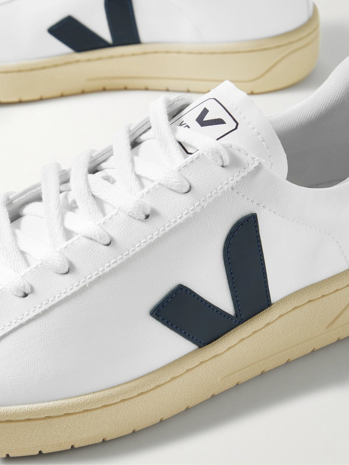 スニーカー VEJA White Synthetic Leather Urca Sneakers Amazon.com | Veja Women's Urca Sneakers, White/Natural, 4
